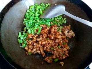 13、酱香肉沫四季豆,把肉沫翻炒出酱香味