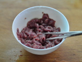 1、黑椒牛肉杏鲍菇,放入碗里，调入酱油、料酒、麻油、白糖、淀粉拌匀，腌制15分钟以上