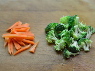 3、黑椒牛肉杏鲍菇,胡萝卜、西兰花切小丁