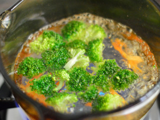 4、黑椒牛肉杏鲍菇,放入滚水中焯烫1分钟后捞出