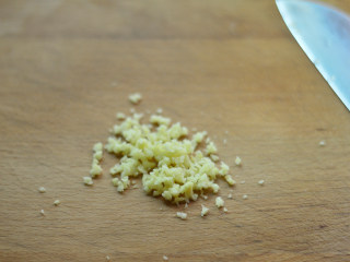 5、黑椒牛肉杏鲍菇,姜切碎末