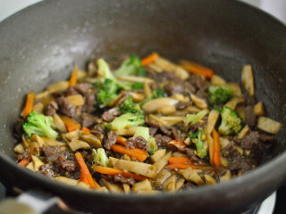 10、黑椒牛肉杏鲍菇,翻炒几下即可出锅