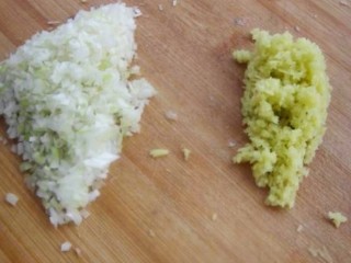 1、油豆腐酿肉,葱切葱花，姜切末