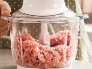 2、油豆腐酿肉,猪肉打成肉馅