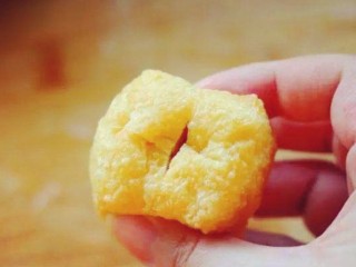 5、油豆腐酿肉,油豆腐用刀在表皮划十字