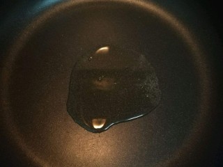 8、油豆腐酿肉,锅中烧油，油热后开小火