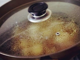 13、油豆腐酿肉,盖上盖子，焖8分钟左右