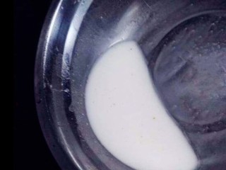 14、油豆腐酿肉,小碗中加入一勺淀粉和两片水，制作淀粉芡