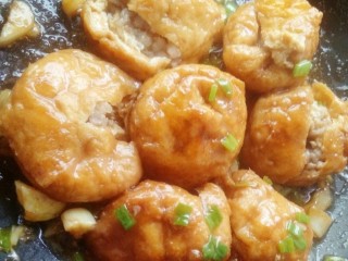 16、油豆腐酿肉,翻炒均匀