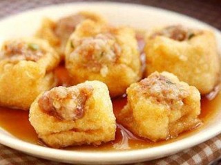 17、油豆腐酿肉,出锅，将油豆腐酿肉整齐的码放在盘中
