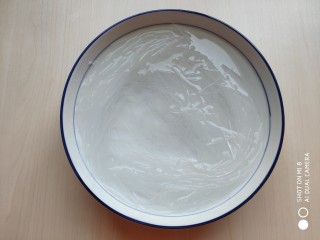 1、香辣粉丝包菜,粉丝放入温水泡软。粉丝最好买绿豆粉丝，口感滑腻，煮时不易烂。