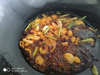 7、香辣粉丝包菜,炒出香味。