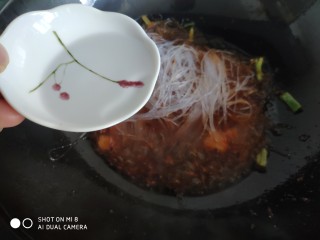 9、香辣粉丝包菜,加入少许的水，加些水让粉丝吸收更多的汤汁，吃着更加滑爽，炒起来也不会发干粘锅。