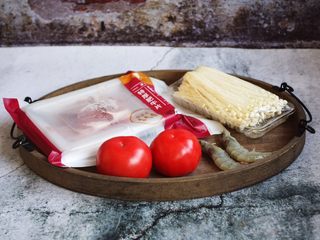 1、番茄金针菇肥牛卷,准备好食材。