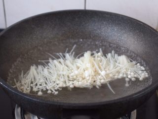 3、番茄金针菇肥牛卷,金针菇清洗干净，去根，撕成小朵，放在开水里汆烫30s捞出来备用，