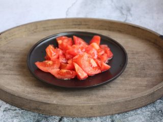 4、番茄金针菇肥牛卷,番茄去皮，去根，切成小块。