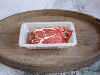 5、番茄金针菇肥牛卷,将肥牛解冻好备用。