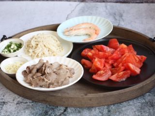 7、番茄金针菇肥牛卷,准备工作完成。