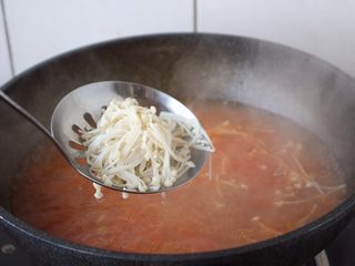 11、番茄金针菇肥牛卷,汤开后放入金针菇。