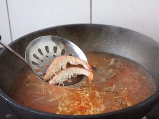 13、番茄金针菇肥牛卷,放入鲜虾。