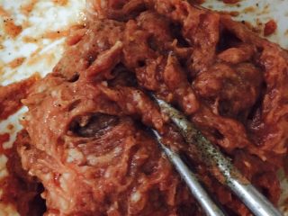 4、鱼香茄饼,再倒入少许料酒、白胡椒粉、生抽、老抽、蚝油、淀粉水、盐、使劲搅拌均匀多搅拌几下肉馅做好后放入冰箱冷藏备用