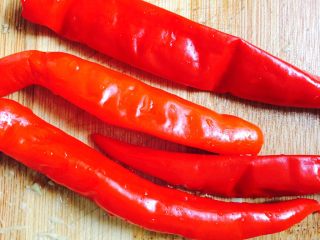 5、鱼香茄饼,准备好4个泡辣椒