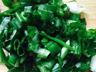 9、鱼香茄饼,葱洗干净后切成葱花备用