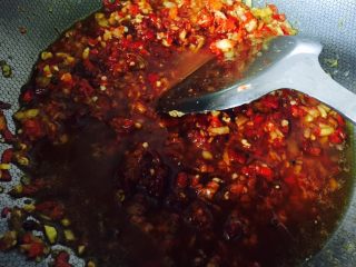 22、鱼香茄饼,放入豆瓣酱、蒜末炒出红油和香味