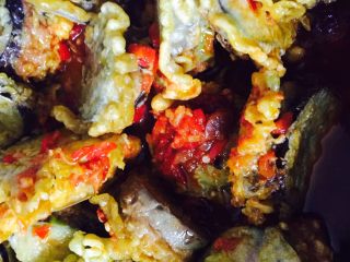 23、鱼香茄饼,锅中放入茄饼加入少许清水煮一下