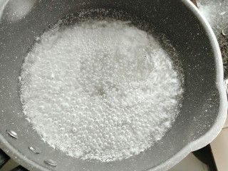 5、芹菜烧土豆,起锅烧半锅水