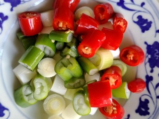 1、宫保鸡丁,大葱跟美人椒各自切圈。