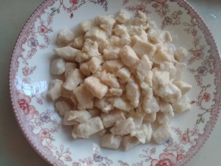 6、宫保鸡丁,滑好装盘备用。