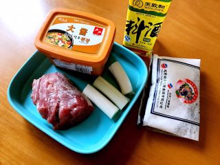 1、京酱肉丝,主要原料：猪里脊、白糖、大酱、大葱