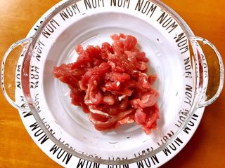 2、京酱肉丝,猪里脊切丝放进玻璃碗