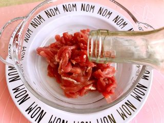 3、京酱肉丝,加入料酒