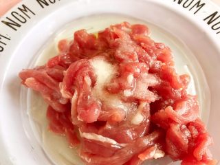 4、京酱肉丝,加少许食盐和蛋液