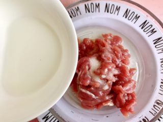 5、京酱肉丝,淀粉加水调匀加进肉里