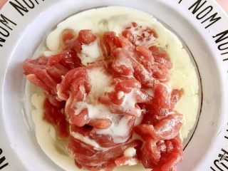 6、京酱肉丝,用手抓匀～