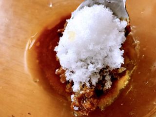 8、京酱肉丝,甜面酱加入一大勺白糖