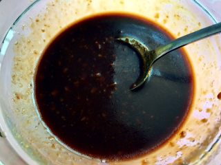 9、京酱肉丝,一勺香油搅拌均匀备用。