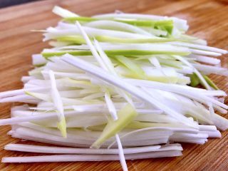 10、京酱肉丝,大葱切成丝。（只用葱白部分）