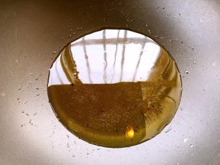 12、京酱肉丝,炒锅烧热放底油，比平时炒菜多一些