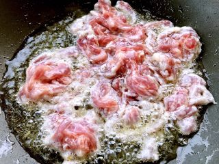 13、京酱肉丝,油七成热时下入腌制好的肉丝