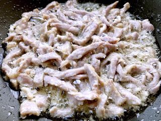 14、京酱肉丝,肉丝滑熟后盛出备用。