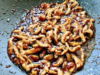 17、京酱肉丝,大火快速煸炒。