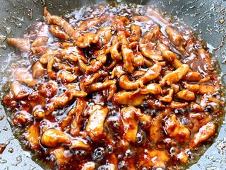 18、京酱肉丝,快速翻炒，酱汁都均匀的裹在肉丝上关火