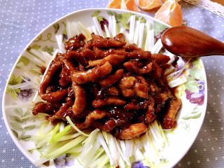 19、京酱肉丝,出锅，盛入铺满葱丝的盘子中即可。