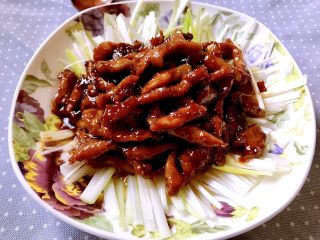 20、京酱肉丝,因为儿子说我用的盘子不搭，建议我换个盘子，才能体现传统菜系