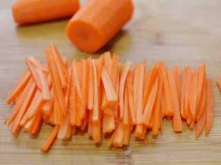 4、鱼香肉丝,胡萝卜切丝。