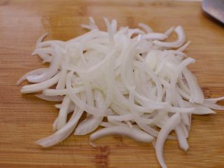 6、鱼香肉丝,洋葱切丝。